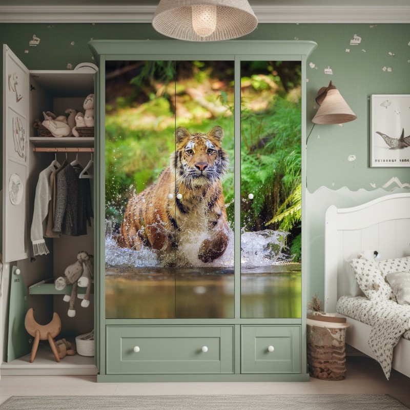 Naklejka na szafę majestatyczny tygrys w leśnym strumieniu – Wallissimo® Naklejka na szafę majestatyczny tygrys w leśnym strumieniu – Wallissimo®