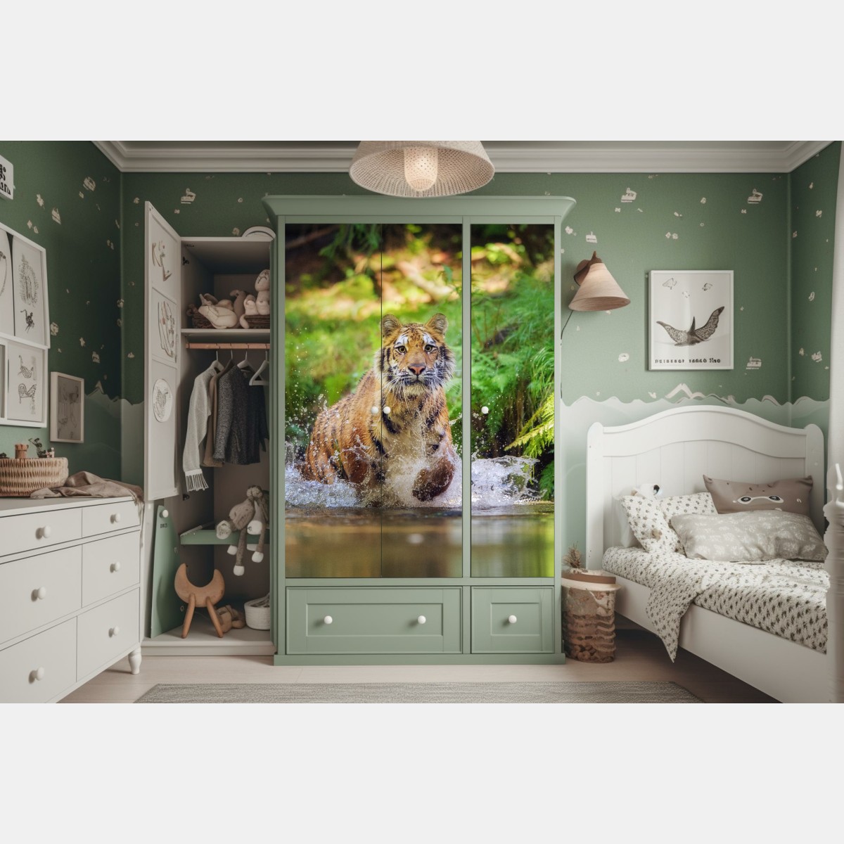 Naklejka na szafę majestatyczny tygrys w leśnym strumieniu – Wallissimo® Naklejka na szafę majestatyczny tygrys w leśnym strumieniu – Wallissimo®