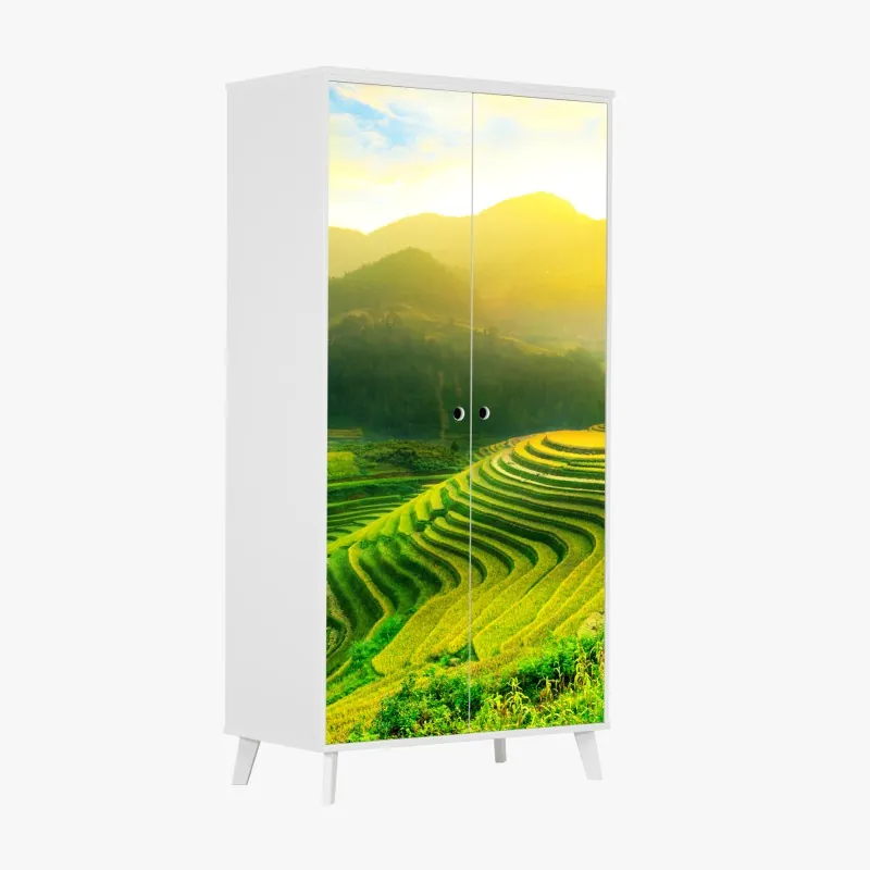 Naklejka na szafę słoneczna uliczka z kamiennymi domami i kolorowymi okiennicami – Wallissimo®