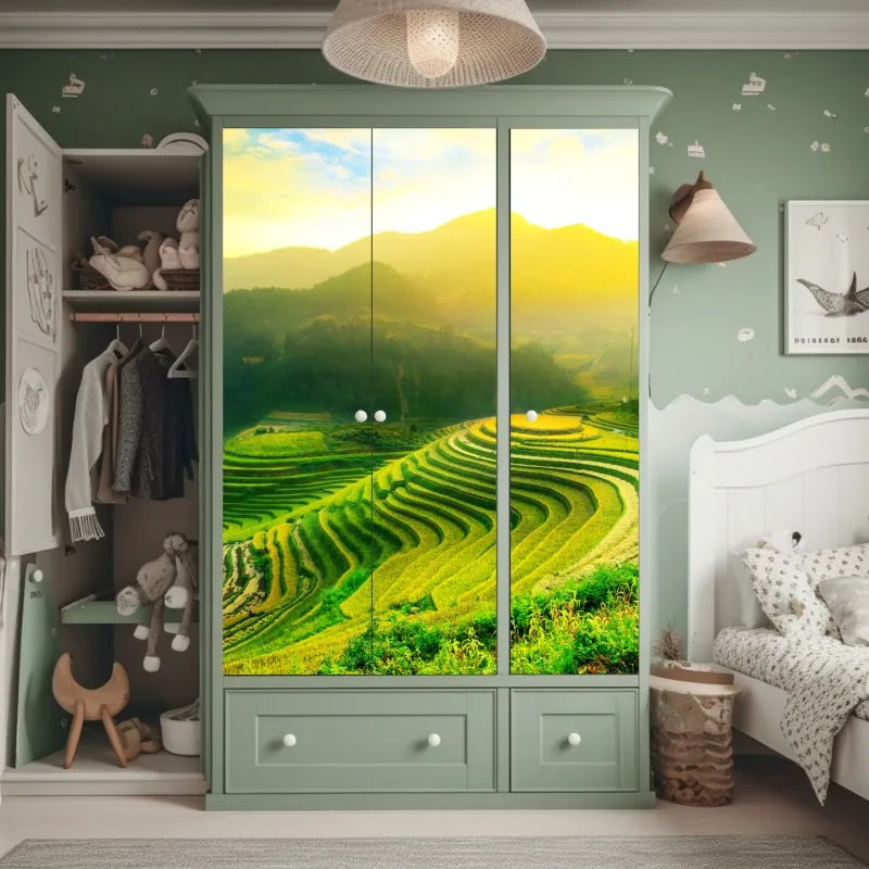 Naklejka na szafę słoneczna uliczka z kamiennymi domami i kolorowymi okiennicami – Wallissimo®