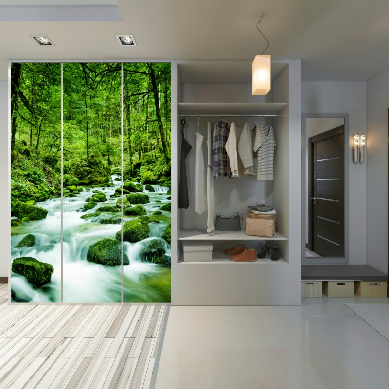 Naklejka na szafę mechowy strumień w lesie – Wallissimo® Naklejka na szafę mechowy strumień w lesie – Wallissimo®