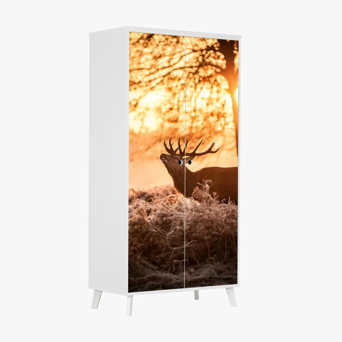 Naklejka na szafę złocisty wschód słońca z jeleniami na mroźnej łące – Wallissimo® Naklejka na szafę złocisty wschód słońca z jeleniami na mroźnej łące – Wallissimo®