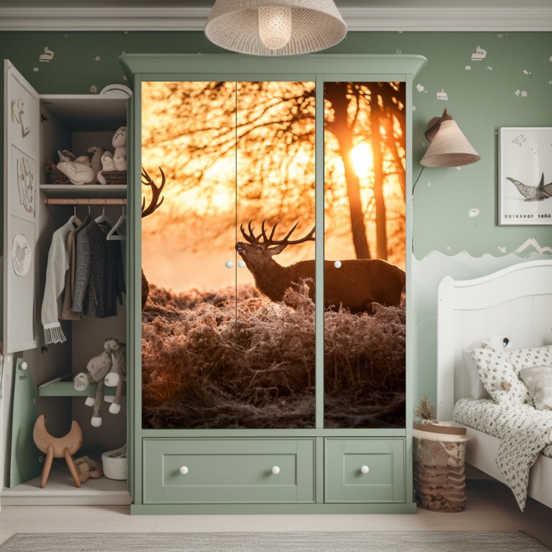 Naklejka na szafę złocisty wschód słońca z jeleniami na mroźnej łące – Wallissimo® Naklejka na szafę złocisty wschód słońca z jeleniami na mroźnej łące – Wallissimo®