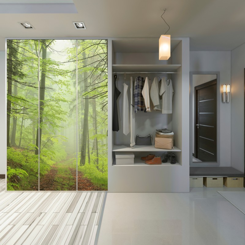 Naklejka na szafę mglisty zielony leśny szlak – Wallissimo® Naklejka na szafę mglisty zielony leśny szlak – Wallissimo®