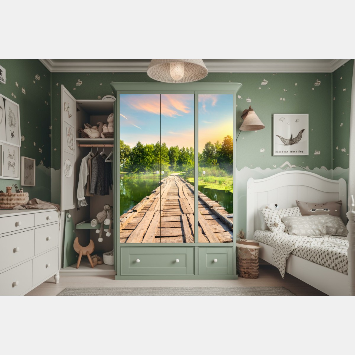 Naklejka na szafę słoneczny drewniany most nad spokojnym jeziorem – Wallissimo® Naklejka na szafę słoneczny drewniany most nad spokojnym jeziorem – Wallissimo®