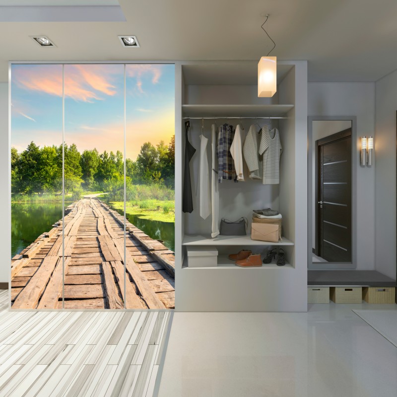 Naklejka na szafę słoneczny drewniany most nad spokojnym jeziorem – Wallissimo® Naklejka na szafę słoneczny drewniany most nad spokojnym jeziorem – Wallissimo®