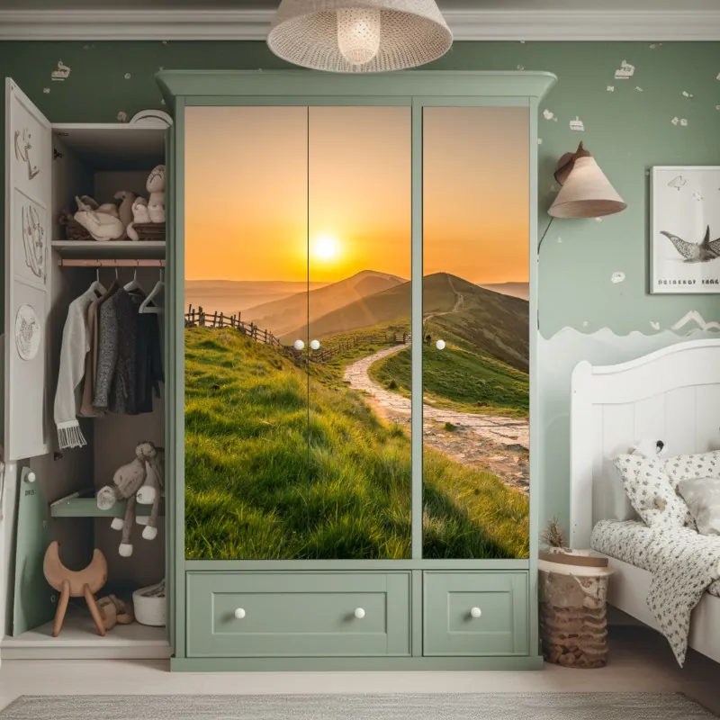 Naklejka na szafę wschód słońca nad zielonymi pagórkami – Wallissimo® Naklejka na szafę wschód słońca nad zielonymi pagórkami – Wallissimo®