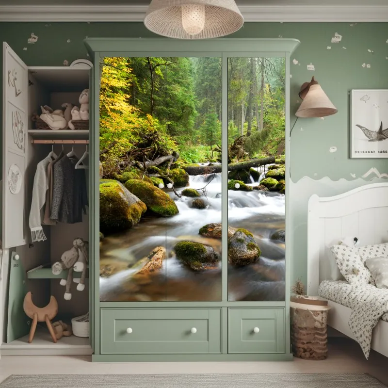 Naklejka na szafę porośnięty mchem strumień leśny – Wallissimo® Naklejka na szafę porośnięty mchem strumień leśny – Wallissimo®