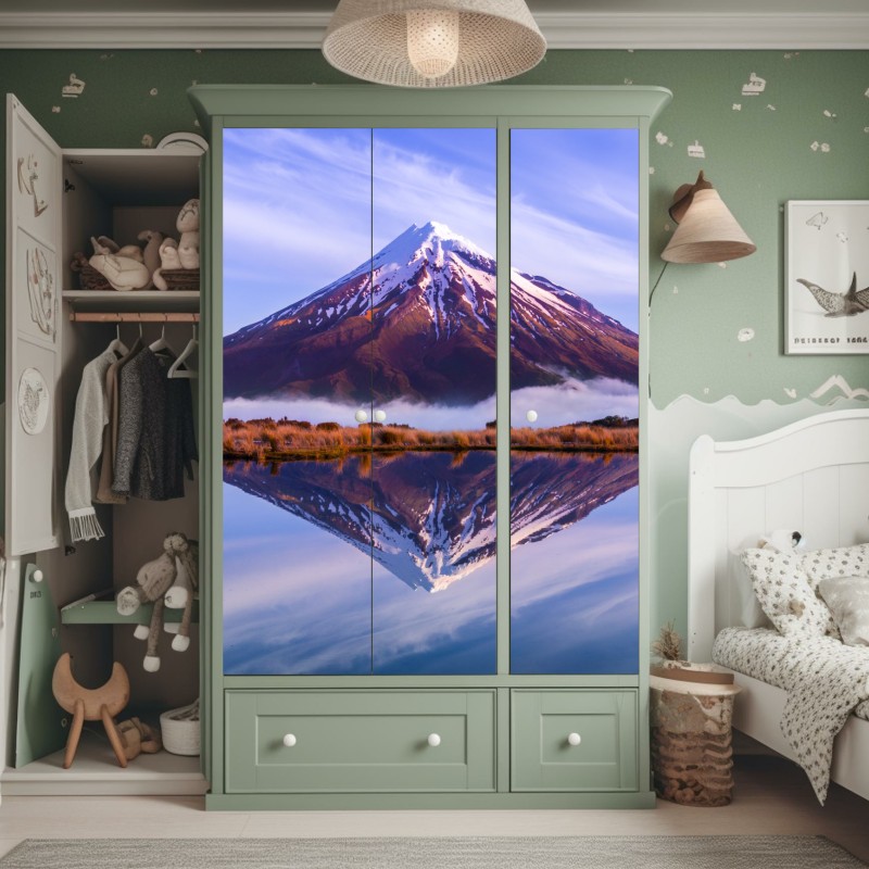 Naklejka na szafę majestatyczne odbicie góry o wschodzie słońca – Wallissimo® Naklejka na szafę majestatyczne odbicie góry o wschodzie słońca – Wallissimo®