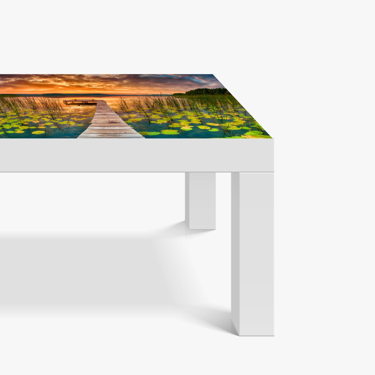 Naklejka na biurko i stół wschód słońca nad spokojnym jeziorem z drewnianym pomostem – Wallissimo® Naklejka na biurko i stół wschód słońca nad spokojnym jeziorem z drewnianym pomostem – Wallissimo®