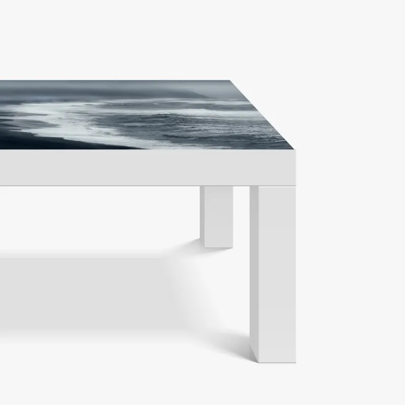 Naklejka na biurko i stół dramatyczne czarno-białe molo prowadzące w burzliwe morze – Wallissimo®