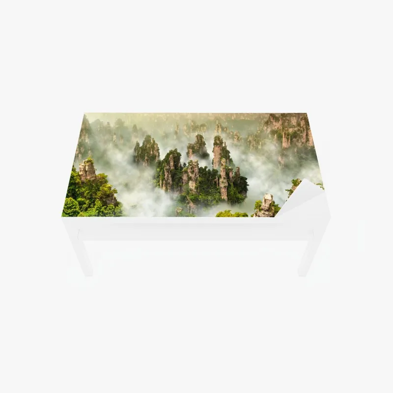 Naklejka na biurko i stół mglisty krajobraz skalny Zhangjiajie