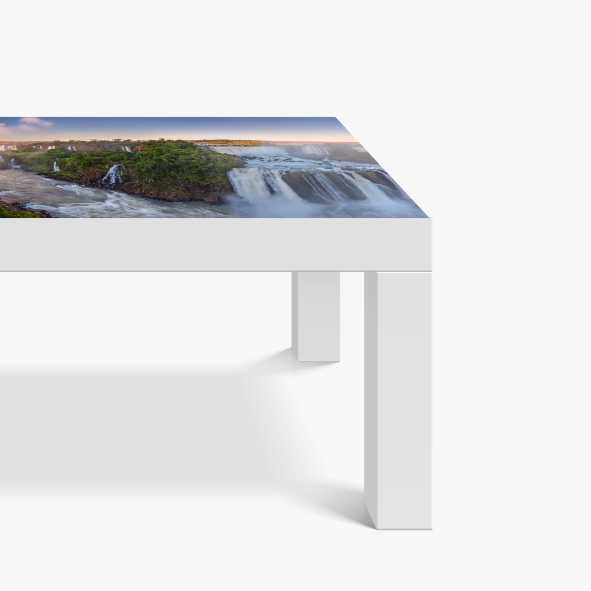 Naklejka na biurko i stół mglista panorama wodospadów w bujnym lesie – Wallissimo® Naklejka na biurko i stół mglista panorama wodospadów w bujnym lesie – Wallissimo®