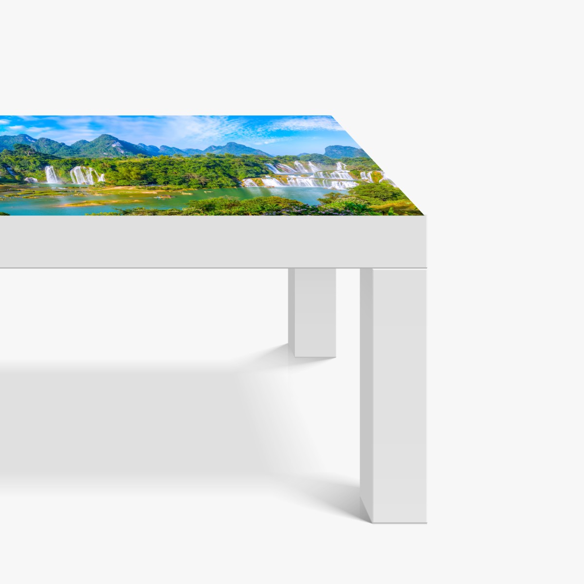 Naklejka na biurko i stół bujna panorama wodospadu z wapiennymi górami – Wallissimo® Naklejka na biurko i stół bujna panorama wodospadu z wapiennymi górami – Wallissimo®