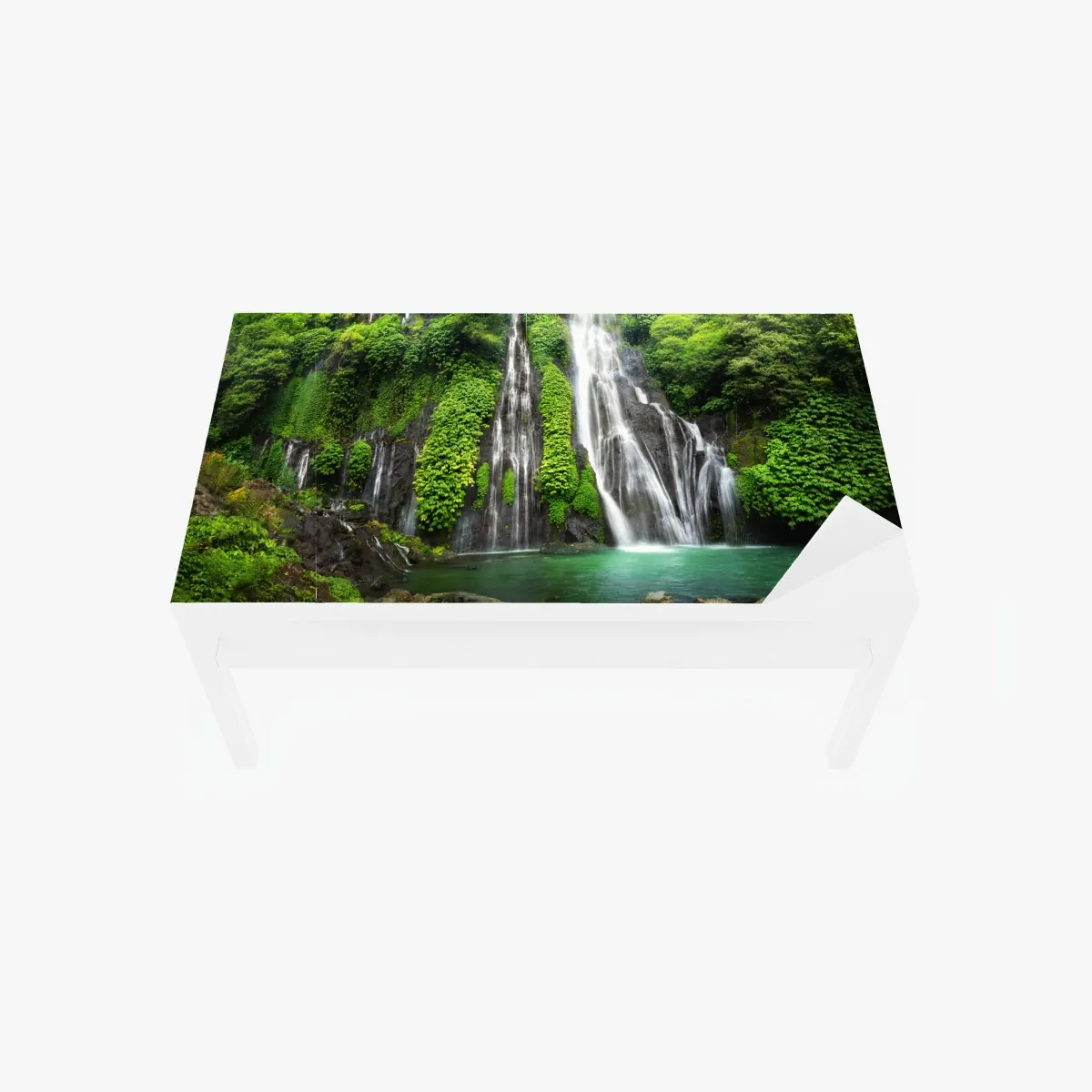 Naklejka na biurko i stół spokojny wodospad w szmaragdowym lesie – Wallissimo® Naklejka na biurko i stół spokojny wodospad w szmaragdowym lesie – Wallissimo®