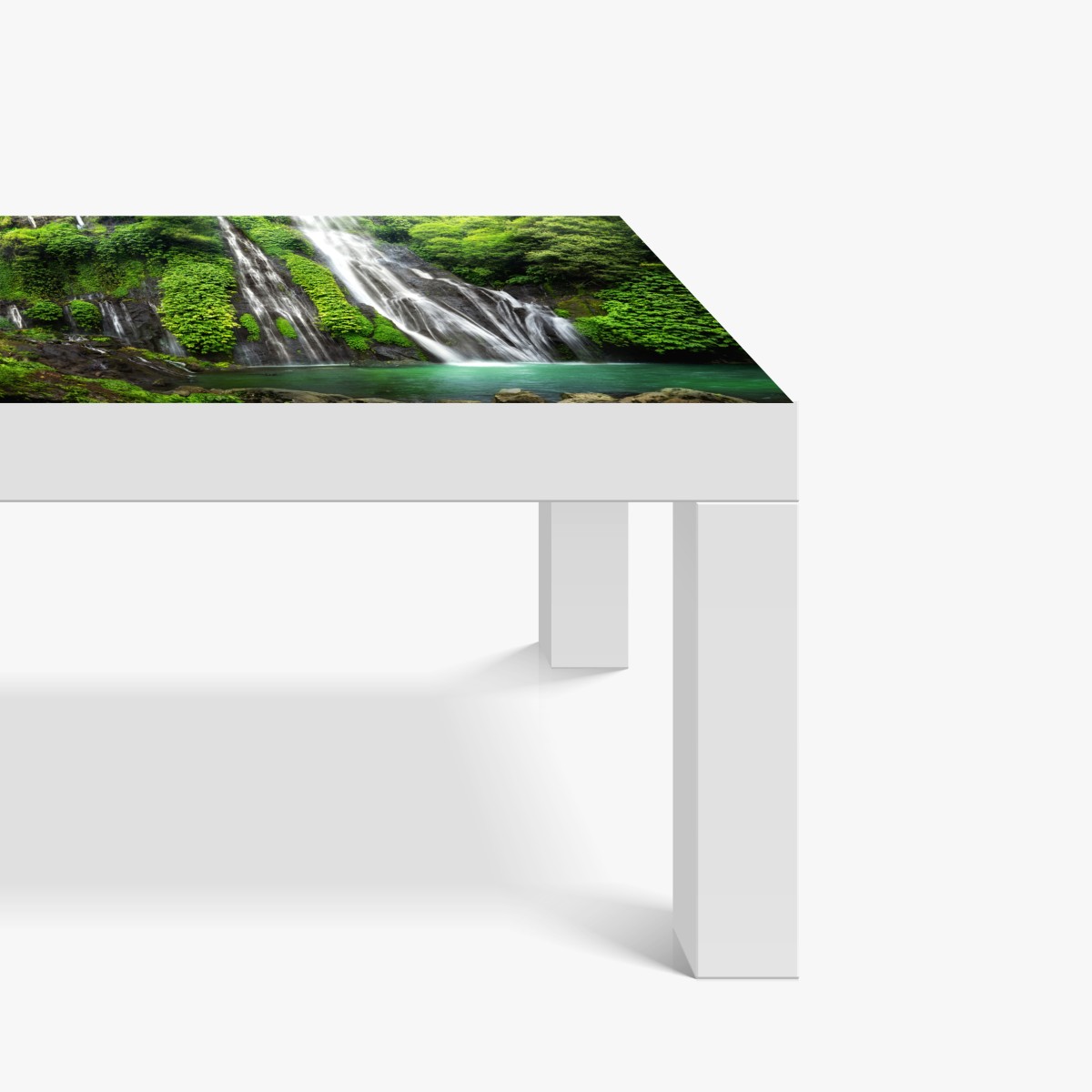 Naklejka na biurko i stół spokojny wodospad w szmaragdowym lesie – Wallissimo® Naklejka na biurko i stół spokojny wodospad w szmaragdowym lesie – Wallissimo®