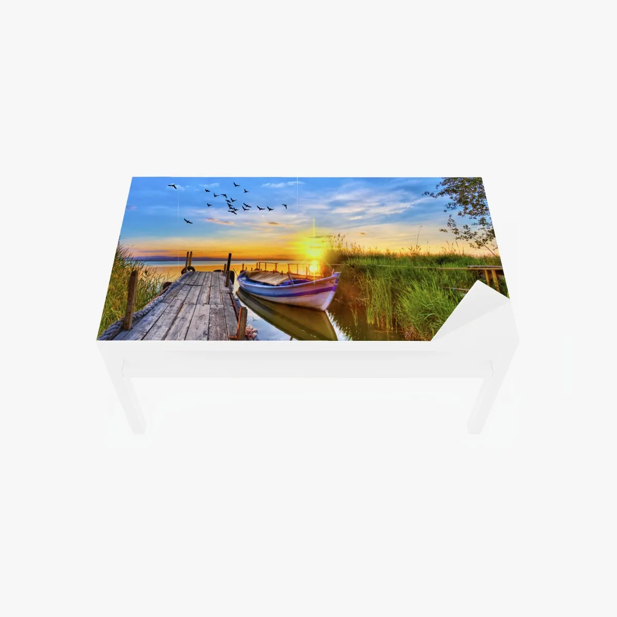 Naklejka na biurko i stół zachód słońca nad jeziorem z łodzią przy pomoście – Wallissimo® Naklejka na biurko i stół zachód słońca nad jeziorem z łodzią przy pomoście – Wallissimo®