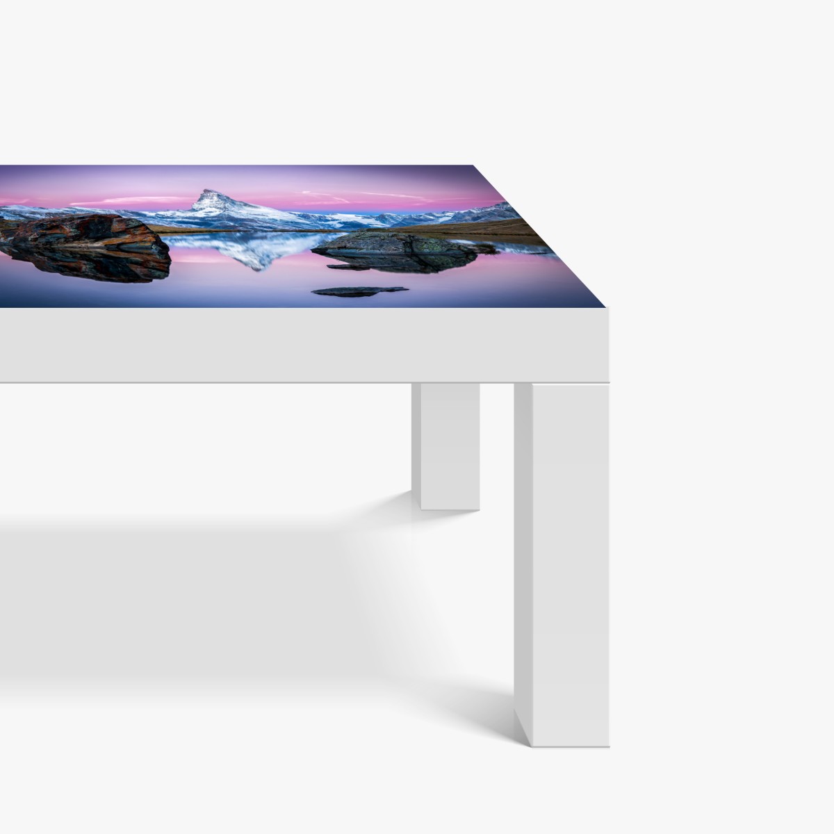 Naklejka na biurko i stół majestatyczny alpejski szczyt odbity w spokojnym jeziorze – Wallissimo® Naklejka na biurko i stół majestatyczny alpejski szczyt odbity w spokojnym jeziorze – Wallissimo®