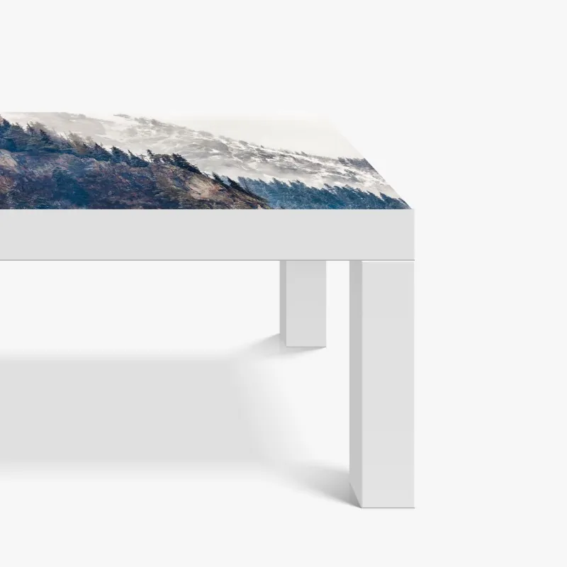 Naklejka na biurko i stół mglista góra z urwiskiem i sosnowym lasem – Wallissimo® Naklejka na biurko i stół mglista góra z urwiskiem i sosnowym lasem – Wallissimo®