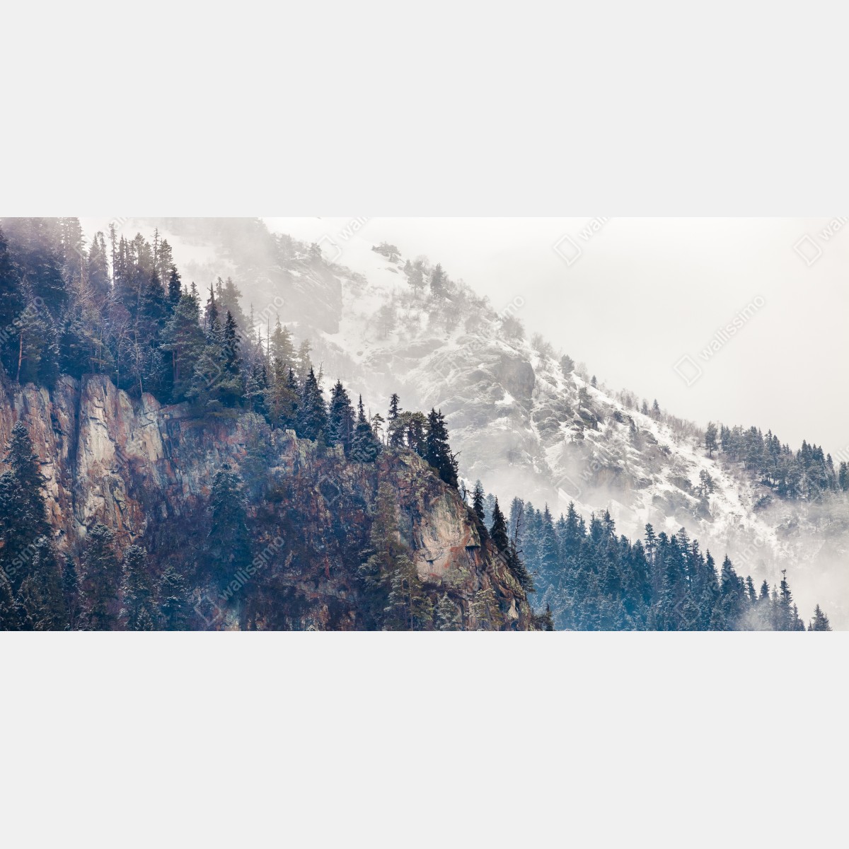 Naklejka na biurko i stół mglista góra z urwiskiem i sosnowym lasem – Wallissimo® Naklejka na biurko i stół mglista góra z urwiskiem i sosnowym lasem – Wallissimo®