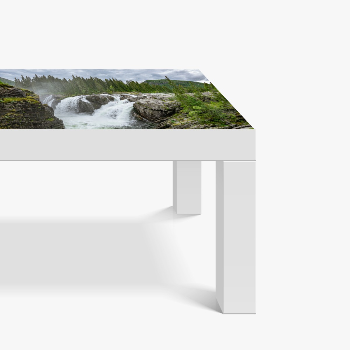 Naklejka na biurko i stół mglisty wodospad w bujnym sosnowym lesie – Wallissimo® Naklejka na biurko i stół mglisty wodospad w bujnym sosnowym lesie – Wallissimo®