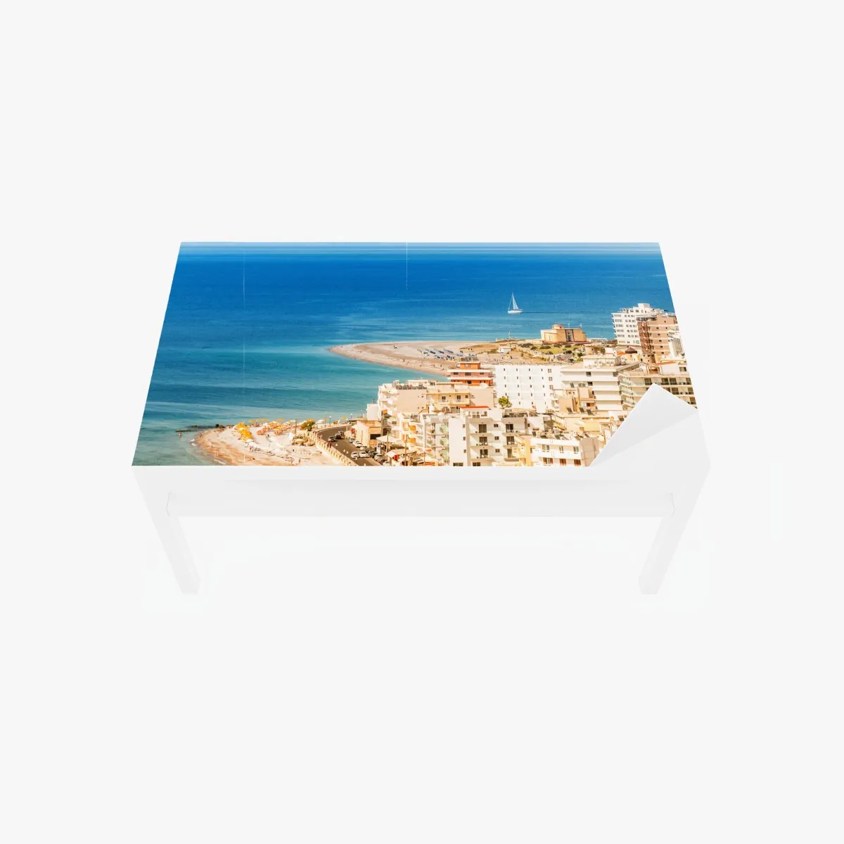 Naklejka na biurko i stół słoneczna panorama nadmorskiego miasta z żaglówką – Wallissimo® Naklejka na biurko i stół słoneczna panorama nadmorskiego miasta z żaglówką – Wallissimo®