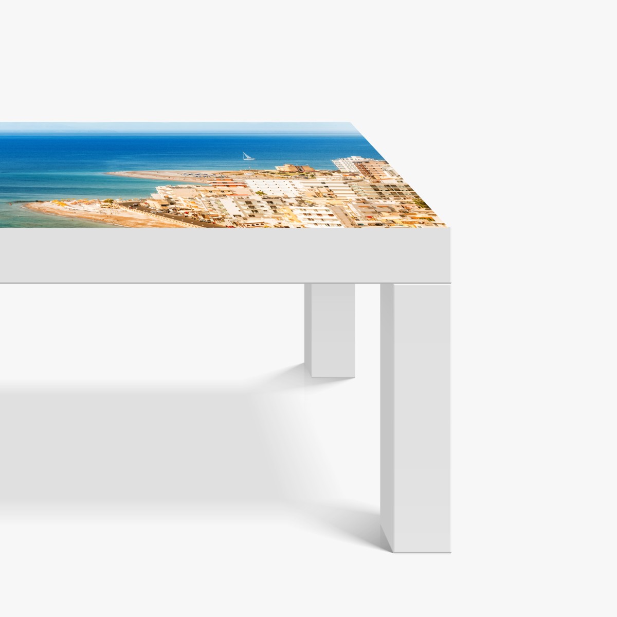 Naklejka na biurko i stół słoneczna panorama nadmorskiego miasta z żaglówką – Wallissimo® Naklejka na biurko i stół słoneczna panorama nadmorskiego miasta z żaglówką – Wallissimo®