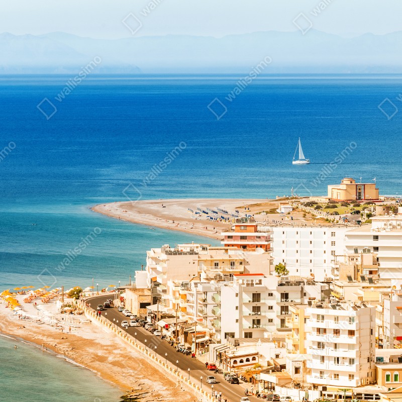 Naklejka na biurko i stół słoneczna panorama nadmorskiego miasta z żaglówką – Wallissimo® Naklejka na biurko i stół słoneczna panorama nadmorskiego miasta z żaglówką – Wallissimo®