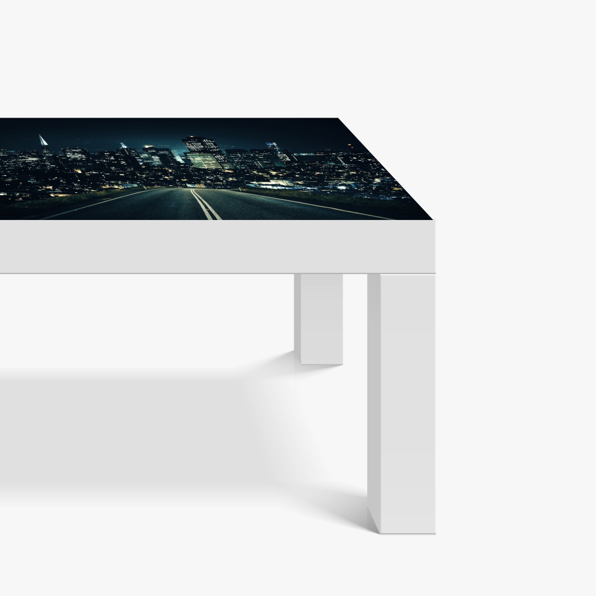 Naklejka na biurko i stół droga prowadząca do oświetlonej panoramy miasta nocą – Wallissimo® Naklejka na biurko i stół droga prowadząca do oświetlonej panoramy miasta nocą – Wallissimo®