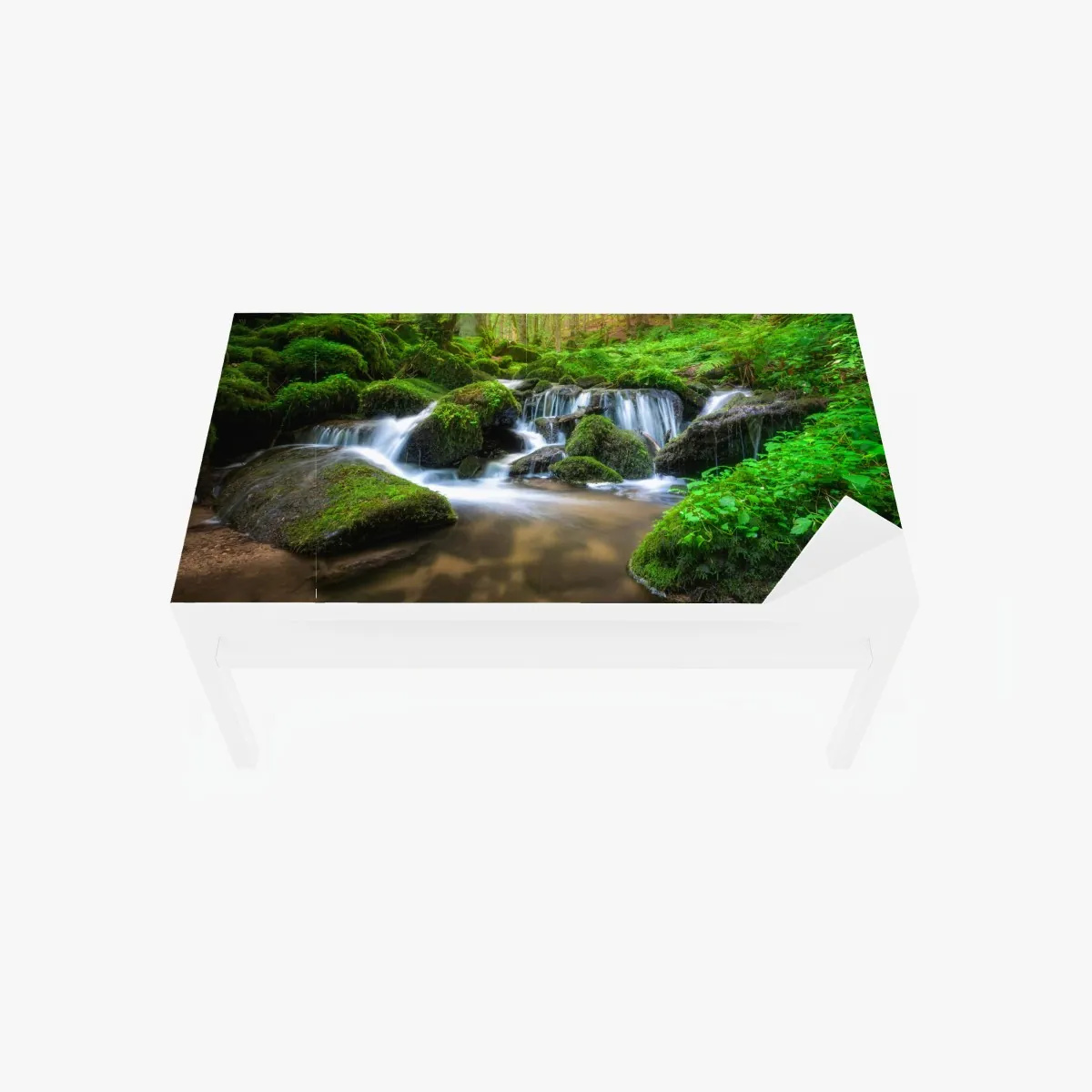 Naklejka na biurko i stół spokojny mechowy wodospad w lesie – Wallissimo® Naklejka na biurko i stół spokojny mechowy wodospad w lesie – Wallissimo®