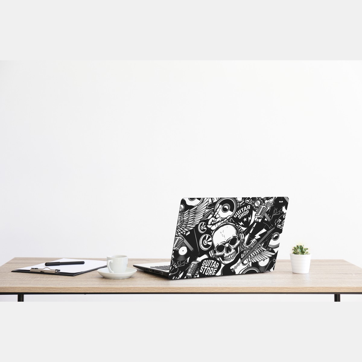 Naklejka na laptopa rockowy kolaż z czaszką i gitarami – Wallissimo® Naklejka na laptopa rockowy kolaż z czaszką i gitarami – Wallissimo®