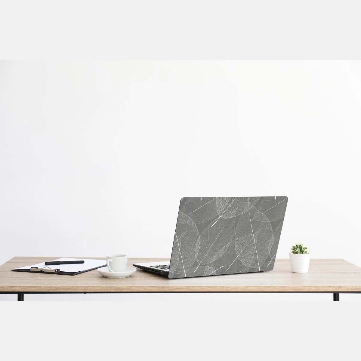 Naklejka na laptopa delikatny wzór liści w odcieniach szarości – Wallissimo® Naklejka na laptopa delikatny wzór liści w odcieniach szarości – Wallissimo®