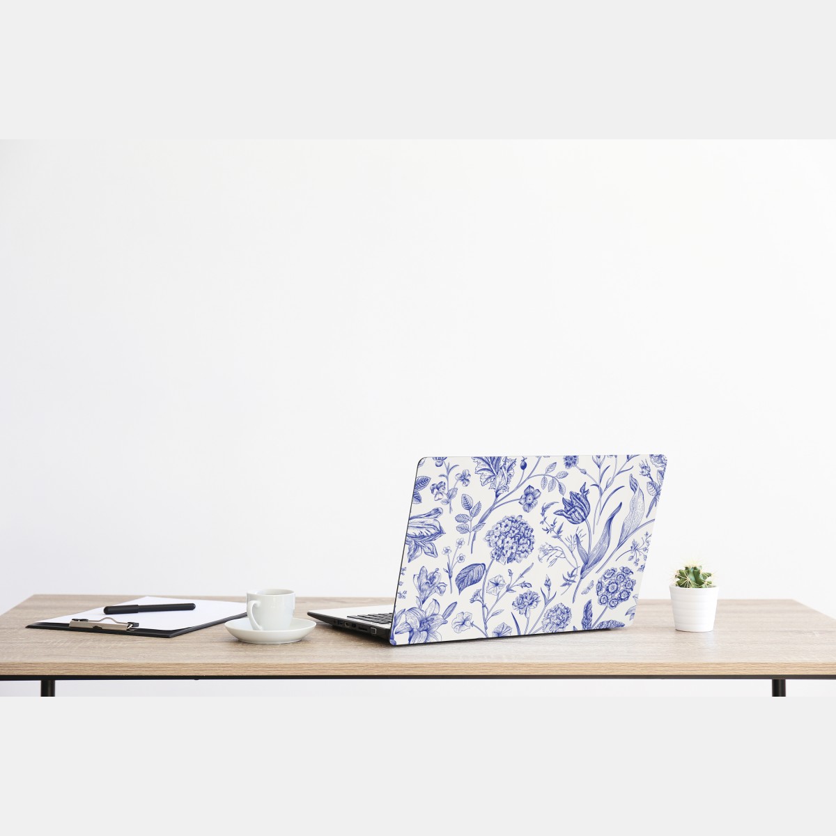 Naklejka na laptopa klasyczny niebieski wzór toile z motywem kwiatowym – Wallissimo® Naklejka na laptopa klasyczny niebieski wzór toile z motywem kwiatowym – Wallissimo®