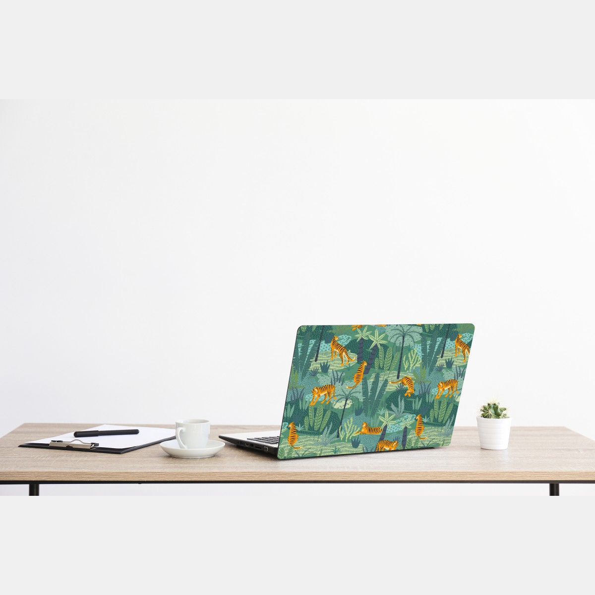 Naklejka na laptopa tygrysy w tropikalnej dżungli – Wallissimo® Naklejka na laptopa tygrysy w tropikalnej dżungli – Wallissimo®