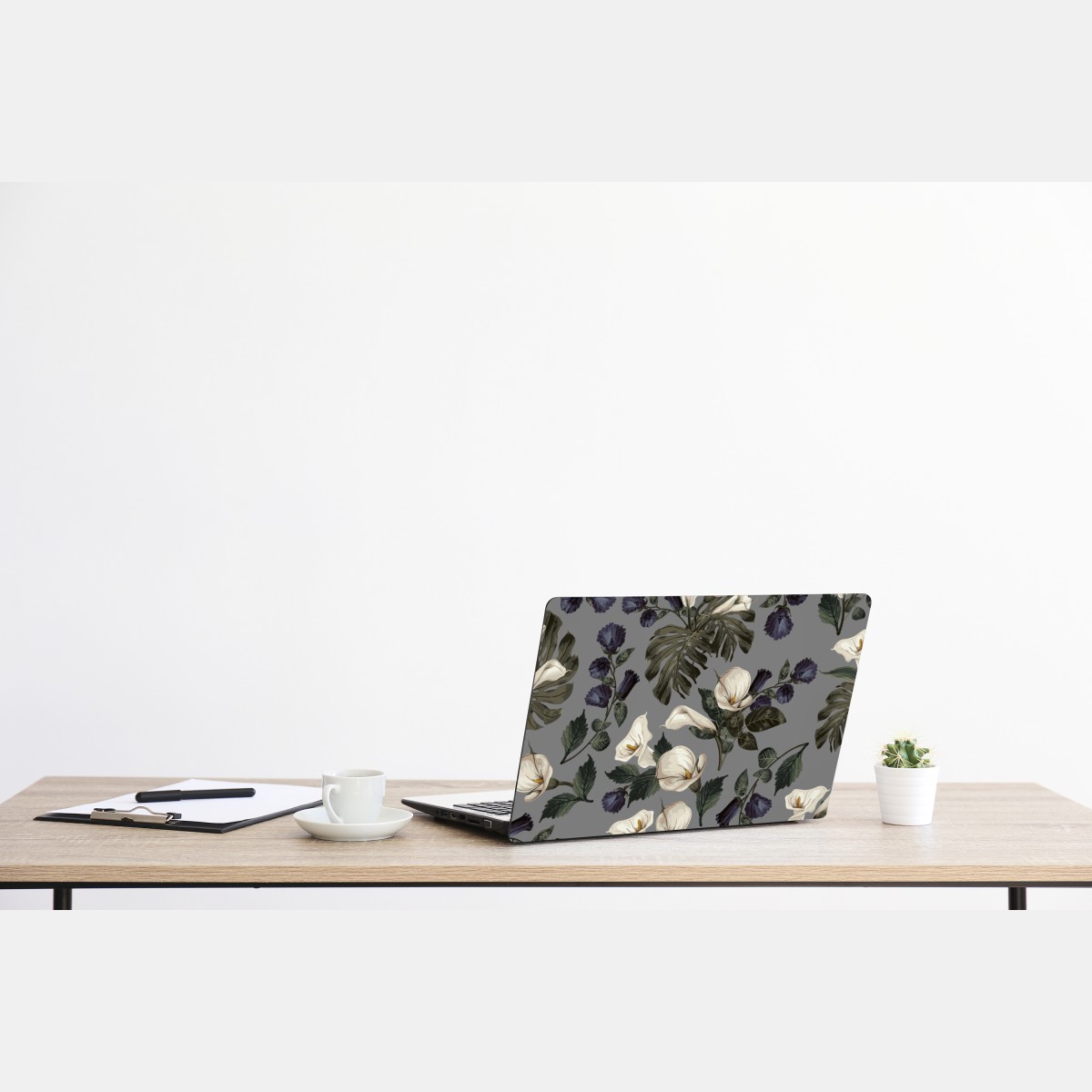 Naklejka na laptopa botaniczny wzór: delikatne kalie i liście monstery na szarym tle – Wallissimo® Naklejka na laptopa botaniczny wzór: delikatne kalie i liście monstery na szarym tle – Wallissimo®