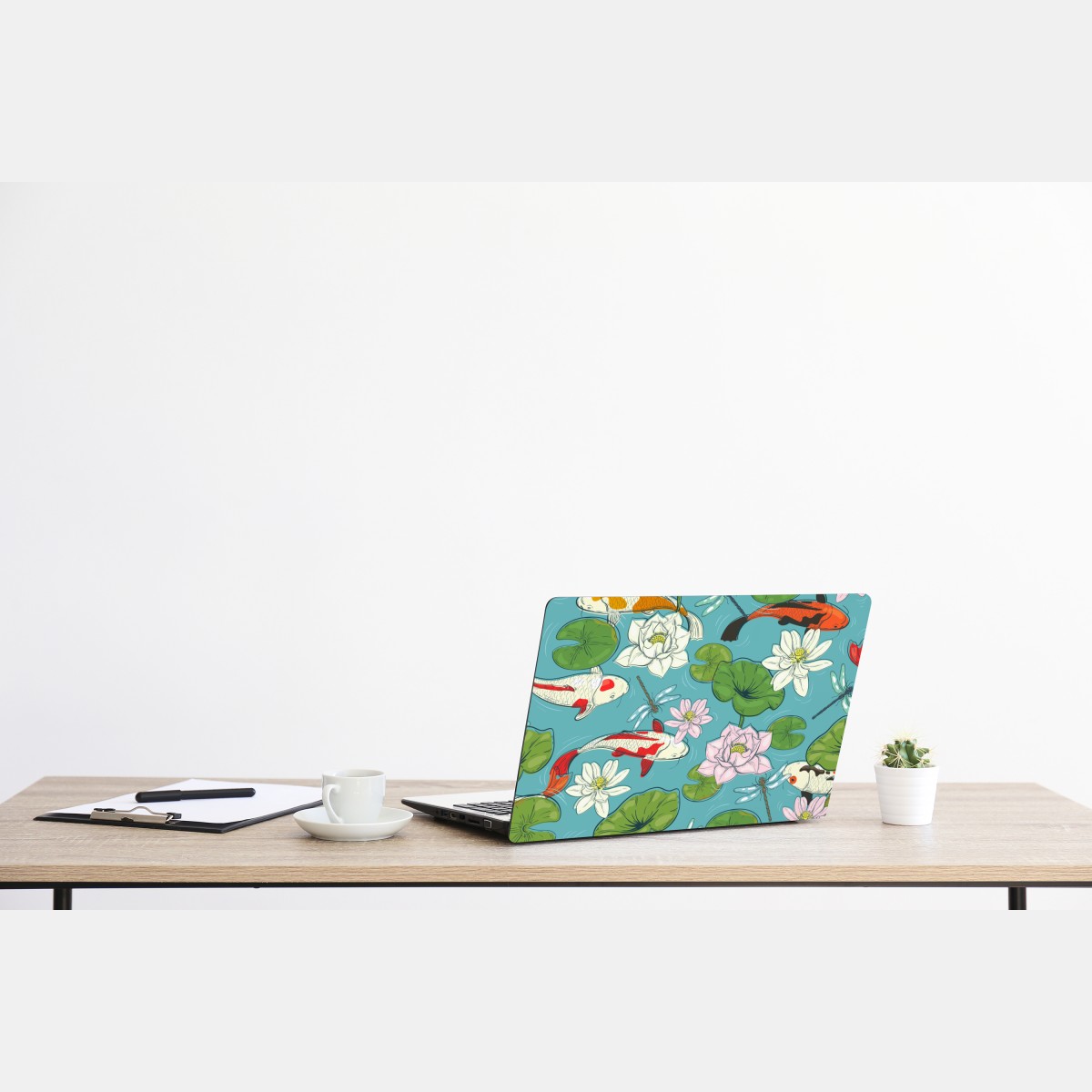 Naklejka na laptopa koi, lilie wodne i ważki na błękitnym stawie – Wallissimo® Naklejka na laptopa koi, lilie wodne i ważki na błękitnym stawie – Wallissimo®