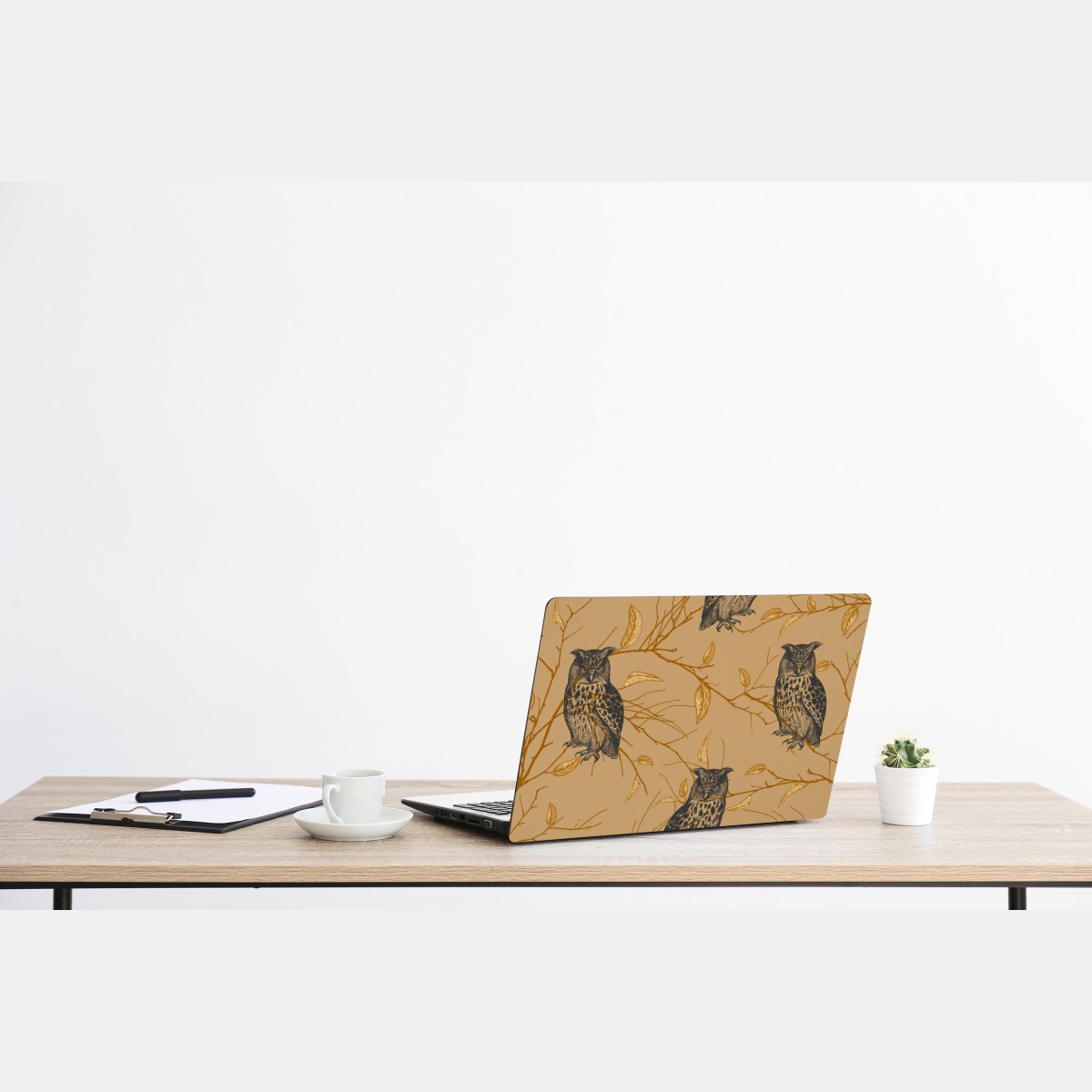 Naklejka na laptopa wzór ze złotymi sowami na beżowym tle – Wallissimo® Naklejka na laptopa wzór ze złotymi sowami na beżowym tle – Wallissimo®