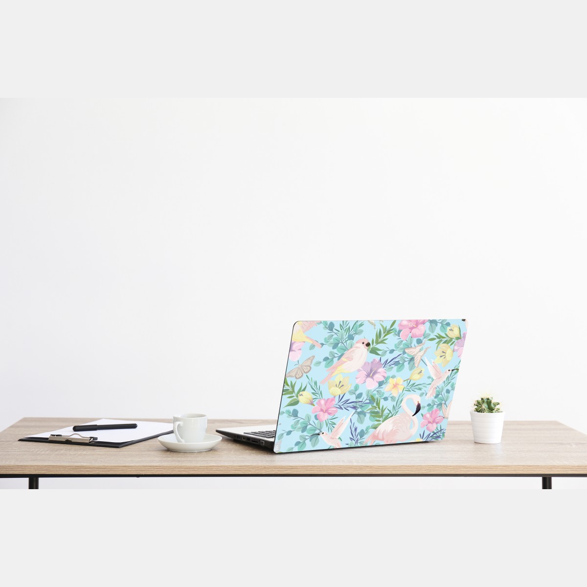 Naklejka na laptopa pastelowy wzór z tropikalnymi ptakami i kwiatami – Wallissimo® Naklejka na laptopa pastelowy wzór z tropikalnymi ptakami i kwiatami – Wallissimo®