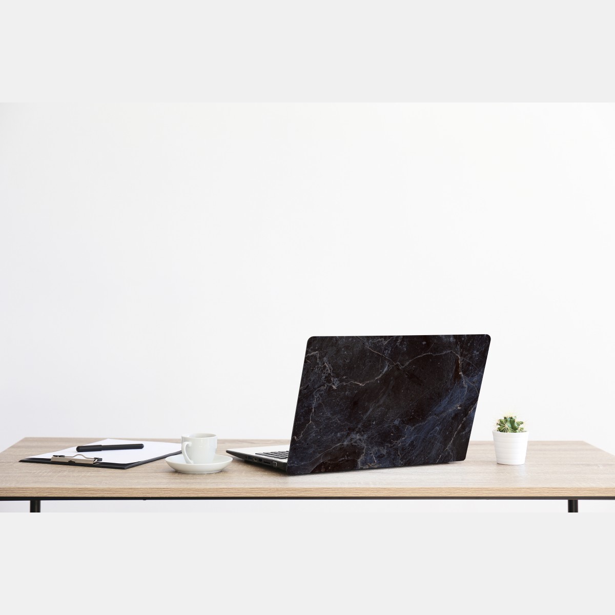 Naklejka na laptopa ciemna faktura marmuru z niebieskimi żyłkami – Wallissimo® Naklejka na laptopa ciemna faktura marmuru z niebieskimi żyłkami – Wallissimo®