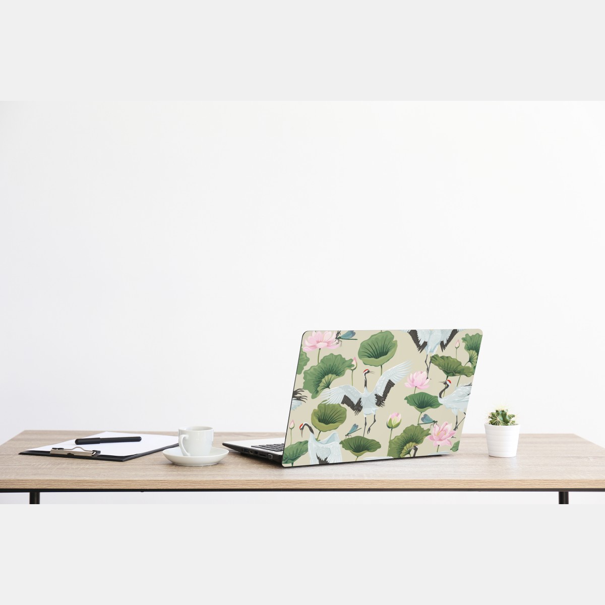 Naklejka na laptopa elegancki wzór z żurawiami i lotosami – Wallissimo® Naklejka na laptopa elegancki wzór z żurawiami i lotosami – Wallissimo®