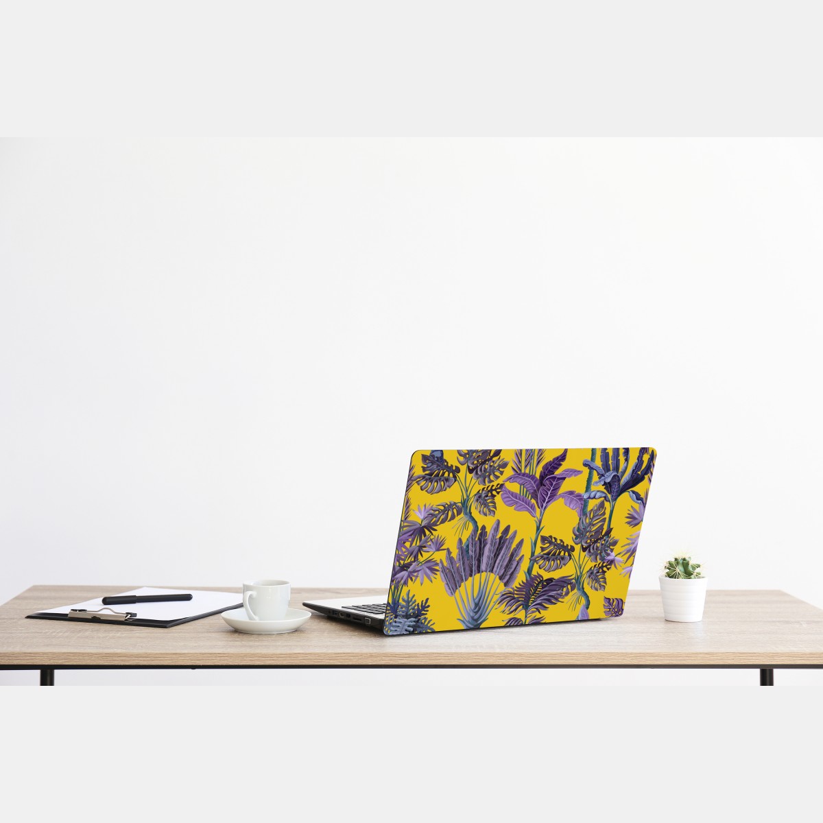 Naklejka na laptopa tropikalne fioletowe liście na żółtym tle – Wallissimo® Naklejka na laptopa tropikalne fioletowe liście na żółtym tle – Wallissimo®