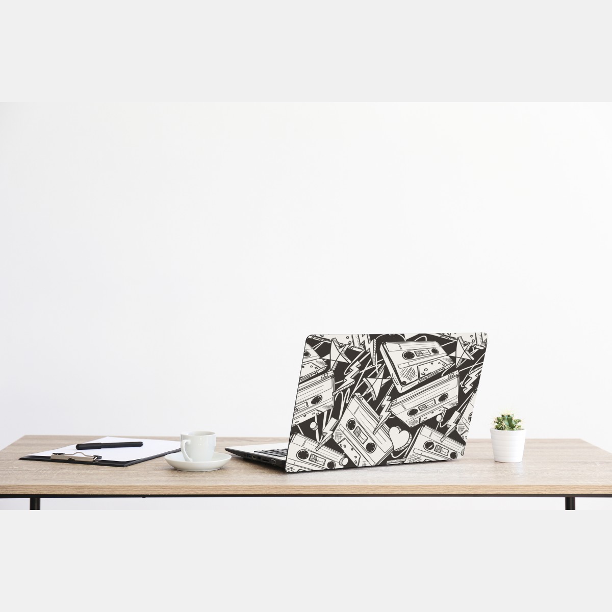 Naklejka na laptopa wzór kaset magnetofonowych w stylu retro – Wallissimo® Naklejka na laptopa wzór kaset magnetofonowych w stylu retro – Wallissimo®