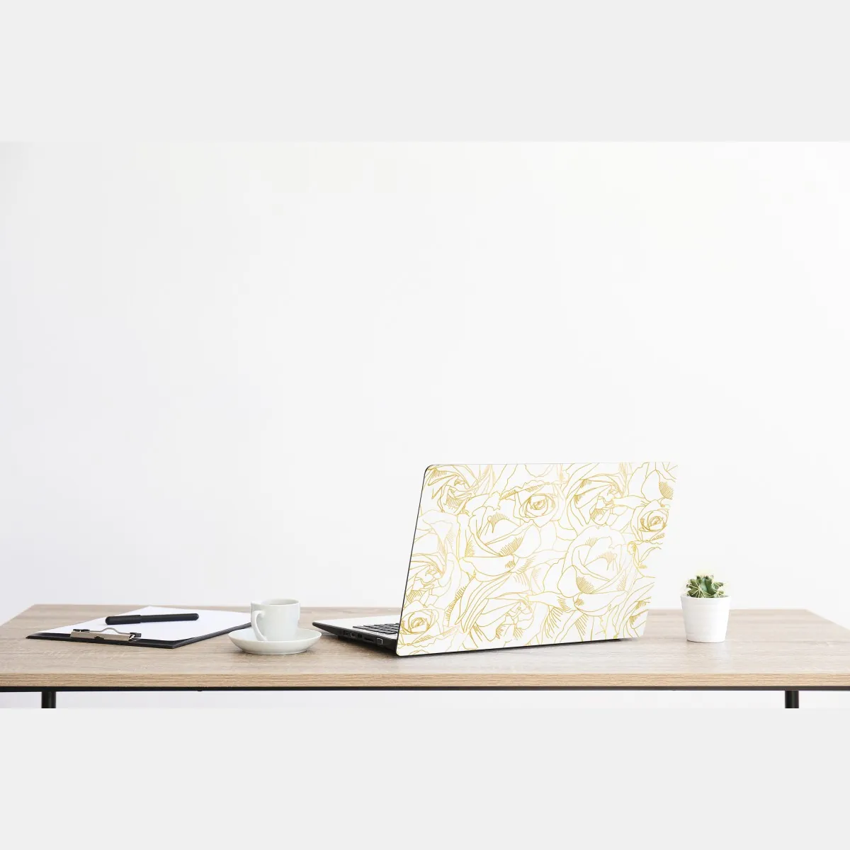 Naklejka na laptopa delikatne złote róże — elegancki wzór kwiatowy – Wallissimo® Naklejka na laptopa delikatne złote róże — elegancki wzór kwiatowy – Wallissimo®