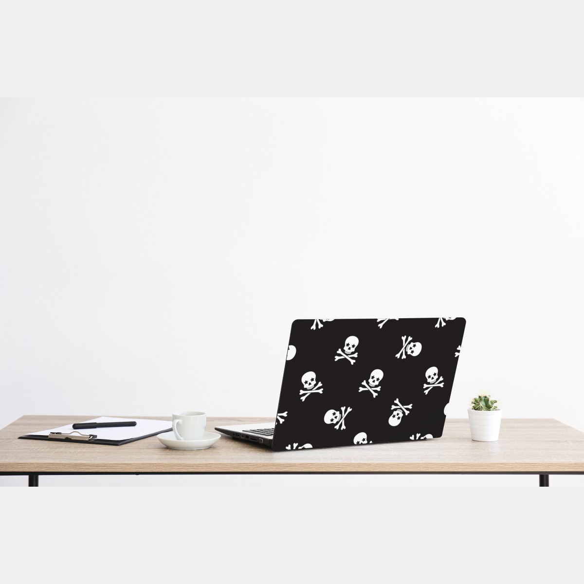 Naklejka na laptopa wzór czaszki i skrzyżowanych piszczeli – Wallissimo® Naklejka na laptopa wzór czaszki i skrzyżowanych piszczeli – Wallissimo®