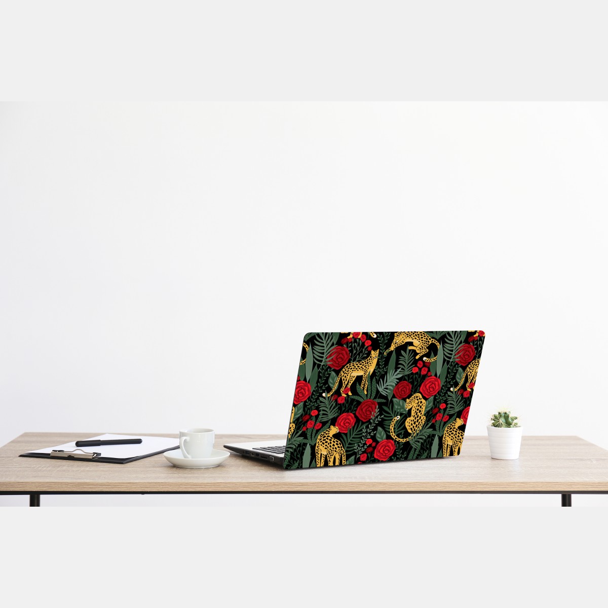 Naklejka na laptopa złote gepardy i czerwone róże – Wallissimo® Naklejka na laptopa złote gepardy i czerwone róże – Wallissimo®