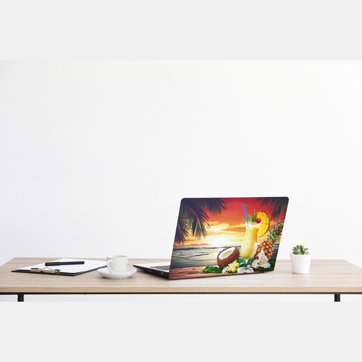 Naklejka na laptopa tropikalny zachód słońca na plaży z koktajlem – Wallissimo® Naklejka na laptopa tropikalny zachód słońca na plaży z koktajlem – Wallissimo®