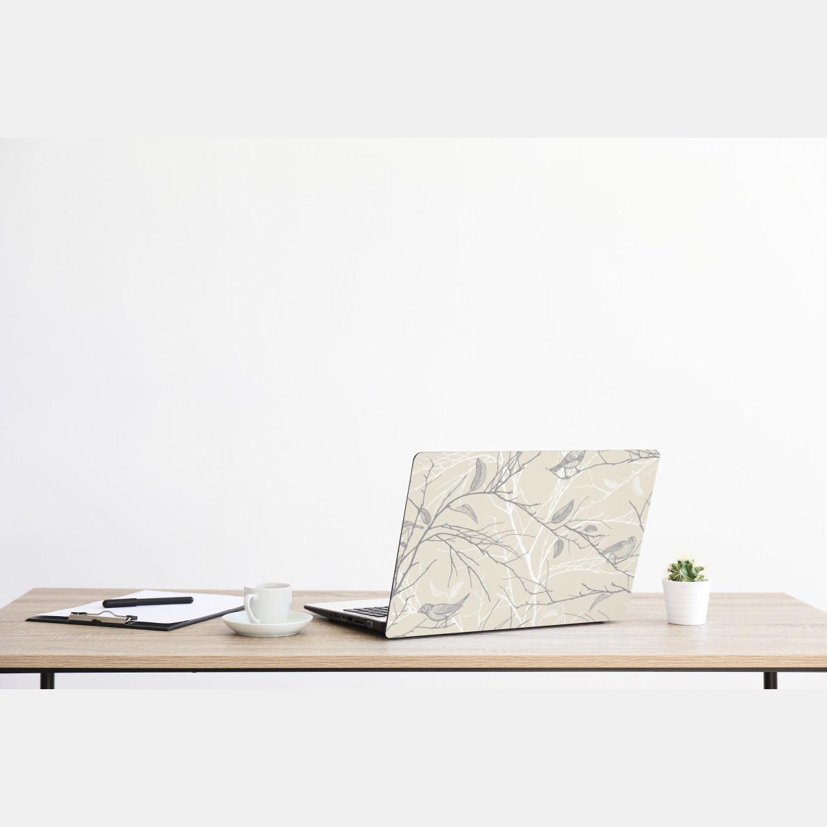 Naklejka na laptopa delikatny beżowy wzór z ptakami i gałęziami – Wallissimo® Naklejka na laptopa delikatny beżowy wzór z ptakami i gałęziami – Wallissimo®