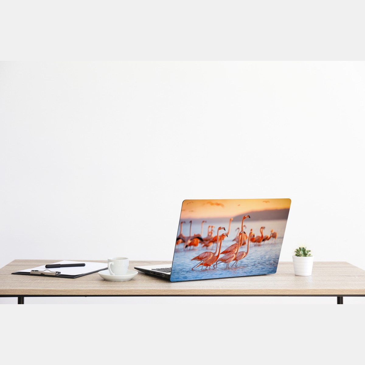 Naklejka na laptopa różowe flamingi o zachodzie słońca – Wallissimo® Naklejka na laptopa różowe flamingi o zachodzie słońca – Wallissimo®