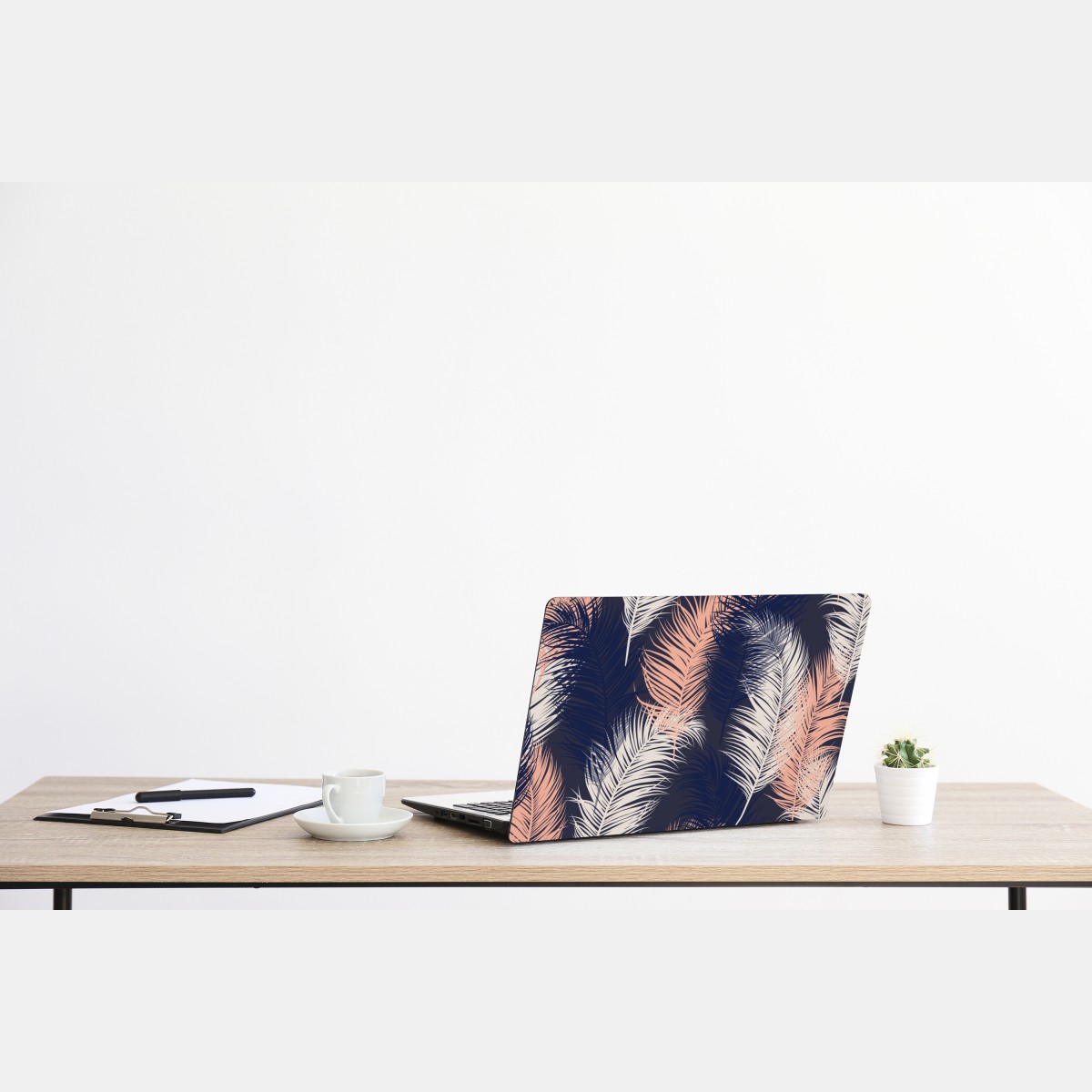 Naklejka na laptopa wzór z piórami w granacie i różu – Wallissimo® Naklejka na laptopa wzór z piórami w granacie i różu – Wallissimo®