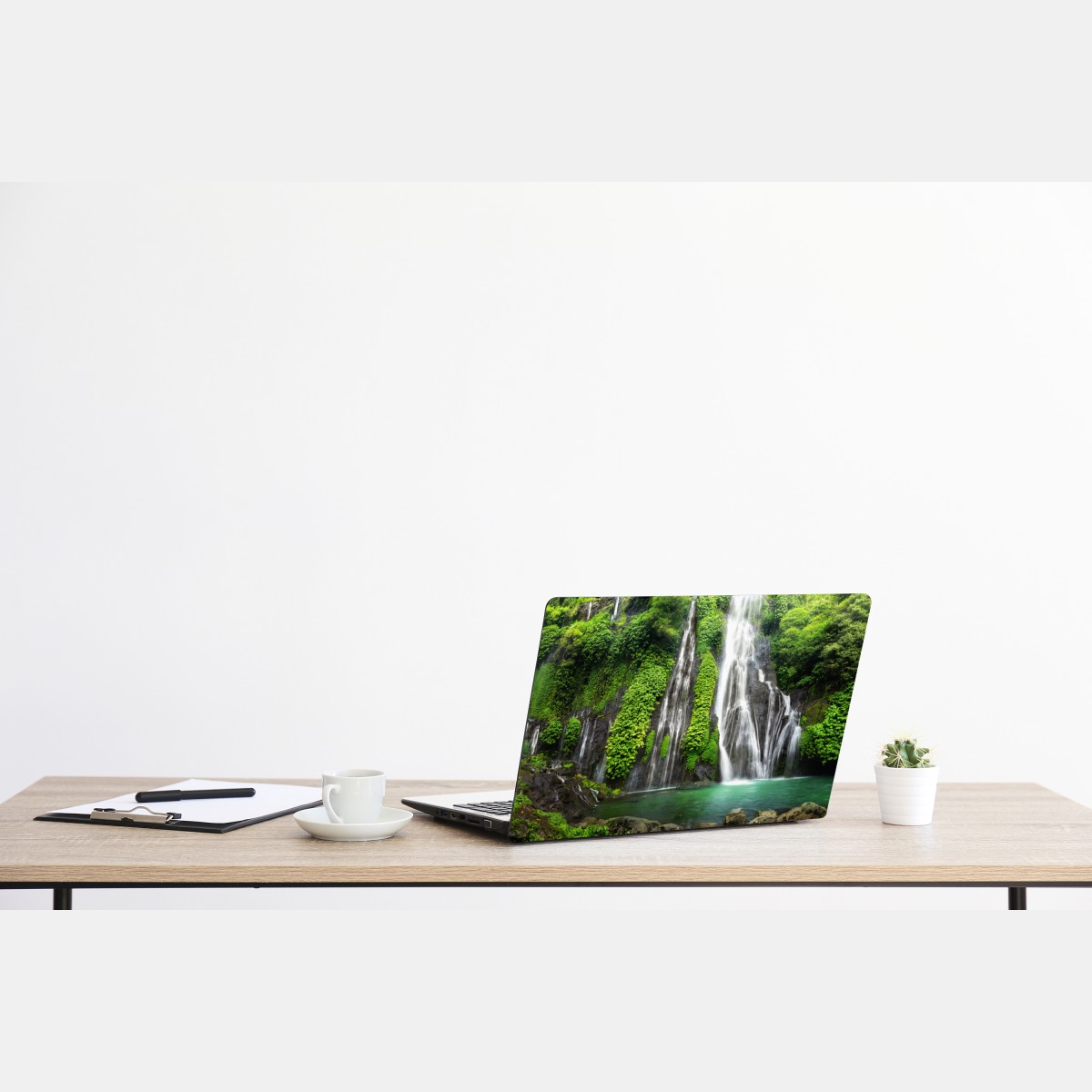 Naklejka na laptopa spokojny wodospad w szmaragdowym lesie – Wallissimo® Naklejka na laptopa spokojny wodospad w szmaragdowym lesie – Wallissimo®